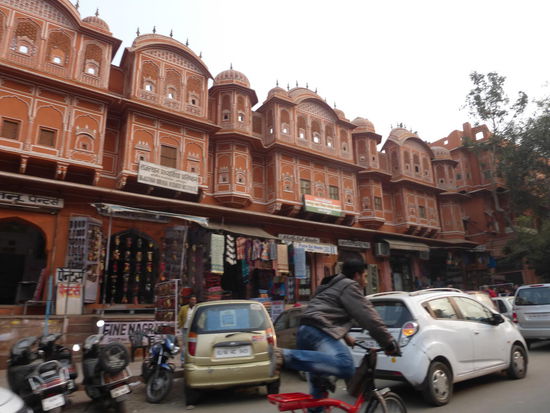 Die meisten Häuser in der Altstadt sind wie hier im typischen rosa zu sehen deshalb auch der Name  " Pink City " .