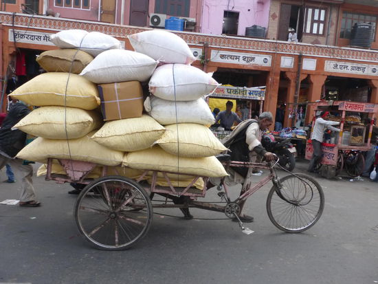 Wie auch schon in Delhi gesehen werden von den Rikschafahrern nicht nur Menschen sondern auch verschiedenste Waren transportiert