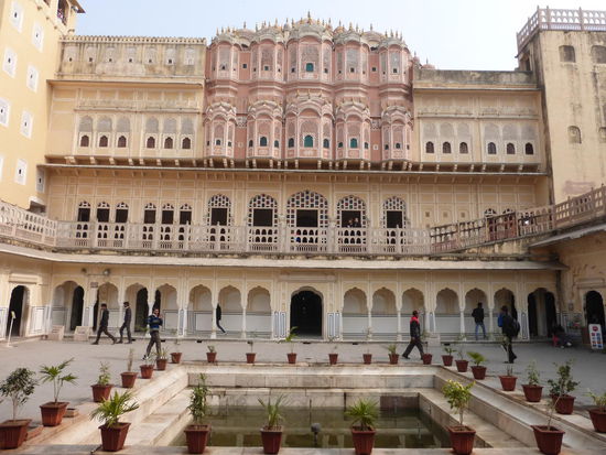 Hawa Mahal - Palast der Winde in Jaipur - Rückseite mit Innenhof