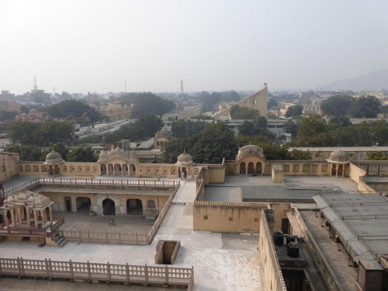 Blick vom Palast der Winde auf die Sternwarte ( Jantar Mantar ) von Jaipur