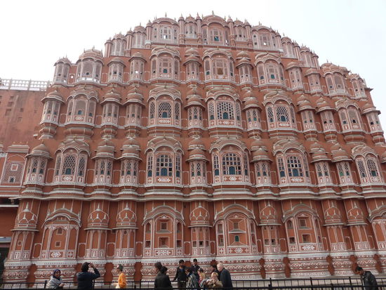 Als erstes besuchte ich mit meinem Kombi Tiket das Hawa Mahal ( den Palast der Winde ) das früher besonders den Damen des Hofes dazu diente unbemerkt das Leben auf der Straße zu beobachten.