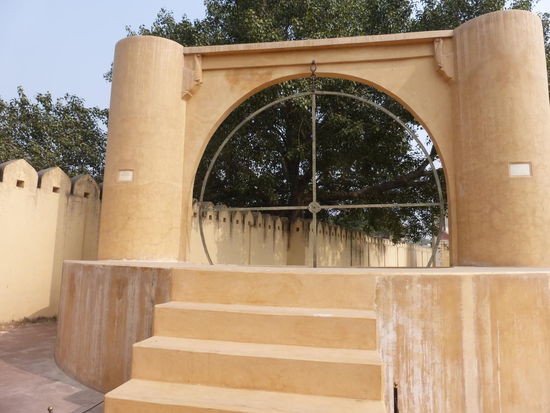 Eines von 14 größeren astronomischen Bauwerken in der Sternwaerte Jantar Mantar in Jaipur