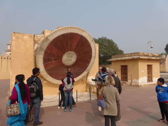 Eines von 14 größeren astronomischen Bauwerken in der Sternwaerte Jantar Mantar in Jaipur