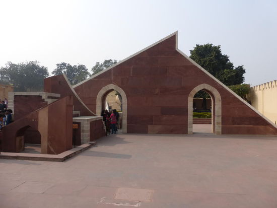 Eines von 14 größeren astronomischen Bauwerken in der Sternwaerte Jantar Mantar in Jaipur