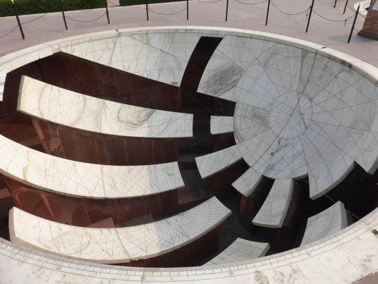 Eines von 14 größeren astronomischen Bauwerken in der Sternwaerte Jantar Mantar in Jaipur