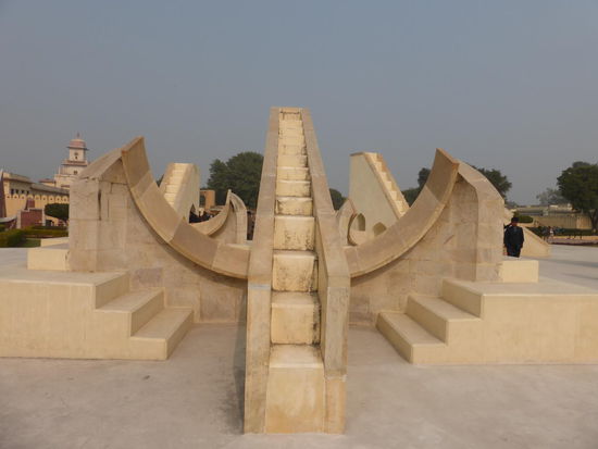 Eines von 14 größeren astronomischen Bauwerken in der Sternwaerte Jantar Mantar in Jaipur