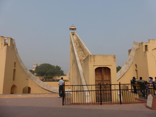 Die größte Sonnenuhr der Welt - Samrat Jantar in Jaipur - UNESCO WELTKULTUERERBE