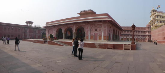 Die Audienzhalle der Maharajas ( Diwan I Khas ) in der mitte des Hofes beherbergt die zwei bis heute größten Silbergefäße der Welt mit einer Höhe von 1,5 Meter.