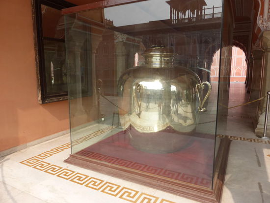 Die Audienzhalle der Maharajas ( Diwan I Khas ) in der mitte des Hofes beherbergt die zwei bis heute größten Silbergefäße der Welt mit einer Höhe von 1,5 Meter.