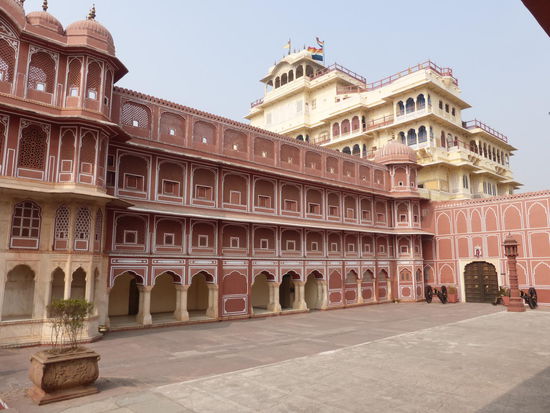 Das Chandra Mahal innerhalb der Palastanlage wird auch heute noch von den Nachfahren der Königsfamilie ( Maharajas ) genutzt und ist für Besucher nur im Erdgeschoss zugänglich.
