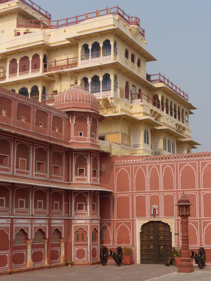 Das Chandra Mahal innerhalb der Palastanlage wird auch heute noch von den Nachfahren der Königsfamilie ( Maharajas ) genutzt und ist für Besucher nur im Erdgeschoss zugänglich.