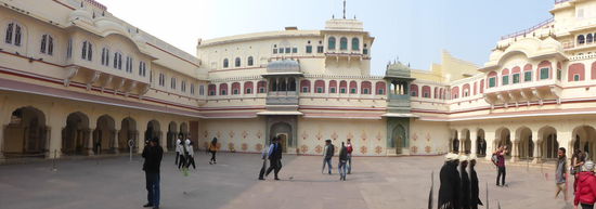 Der Innenhof " Pitam Niwas Chowk " der u.a. auch Zugang zum Chandra Mahal ist und in dem die Tore mit den Vier Jahreszeiten zu sehen sind.