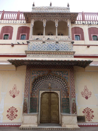 Lotus Tor was den Sommer darstellen soll ist eines von vier Toren im Innenhof