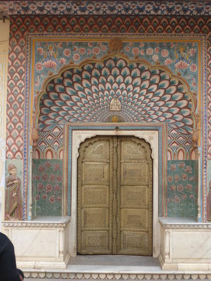 Lotus Tor was den Sommer darstellen soll ist eines von vier Toren im Innenhof