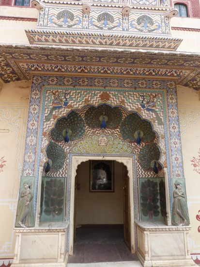 Das Peacock Tor mit seinen Pfauen stellt den Herbst da