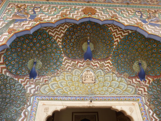 Das Peacock Tor mit seinen Pfauen stellt den Herbst da