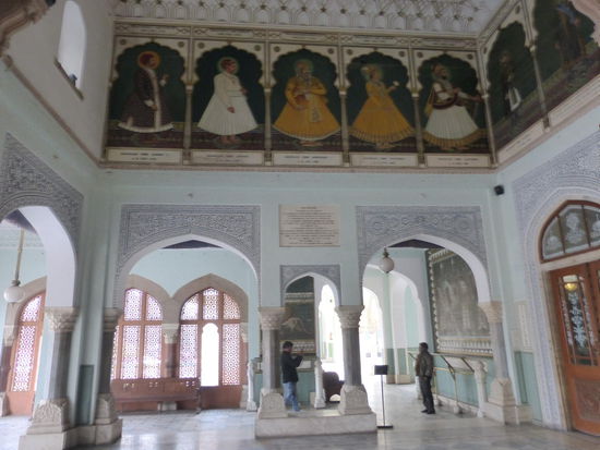 Viele Gemälde in der Albert Hall in Jaipur