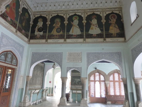 Viele Gemälde in der Albert Hall in Jaipur