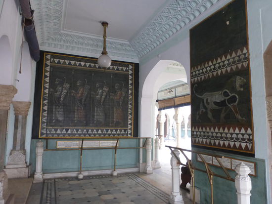 Viele Gemälde in der Albert Hall in Jaipur wie diese hier aus Persien