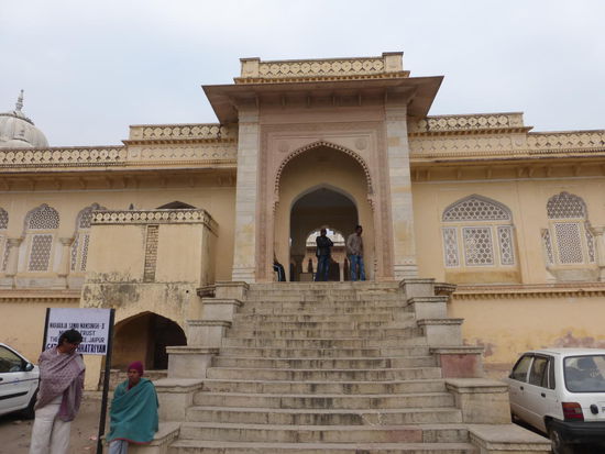Eingang zu den Grabstätten von Gaitor am Stadtrand von Jaipur