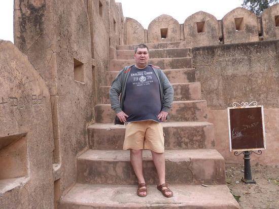 Ich vor den mächtigen Mauern des Nahargarh Fort