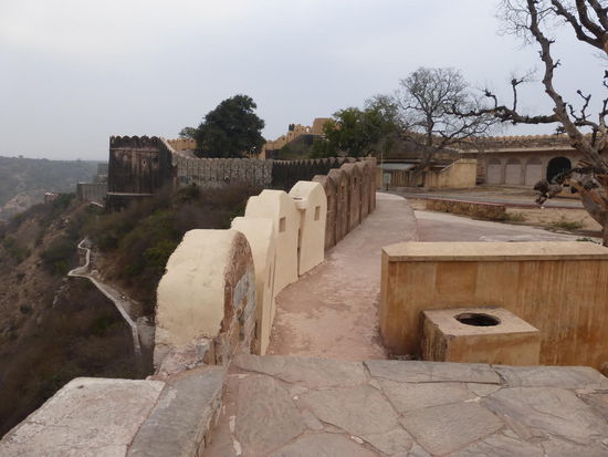Mächtige Festungsmauern am Nahargarh Fort