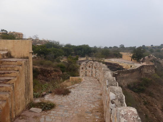 Mächtige Festungsmauern am Nahargarh Fort