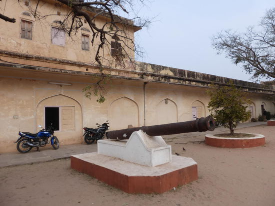 Erste Kanone im Vorhof  Jaigarh Fort