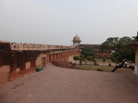 Blick vom Palast auf die Gartenanlage mit seinen Pavillions