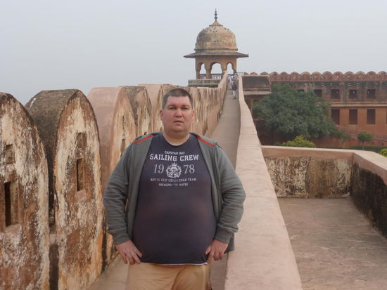 Ich in der Gartenanlage des Jaigarh Forts mit seinen Pavillions