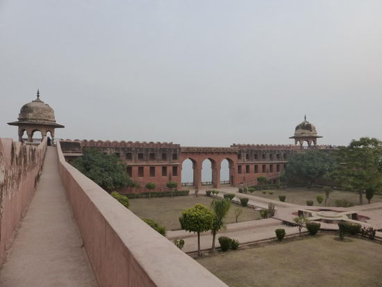 Blick vom Palast auf die Gartenanlage mit seinen Pavillions