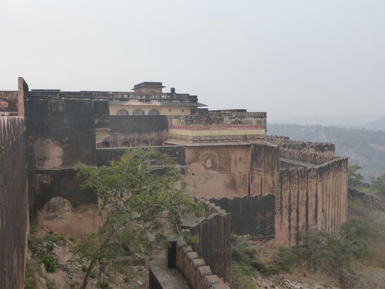 Auch hier mächtige Festungsmauern