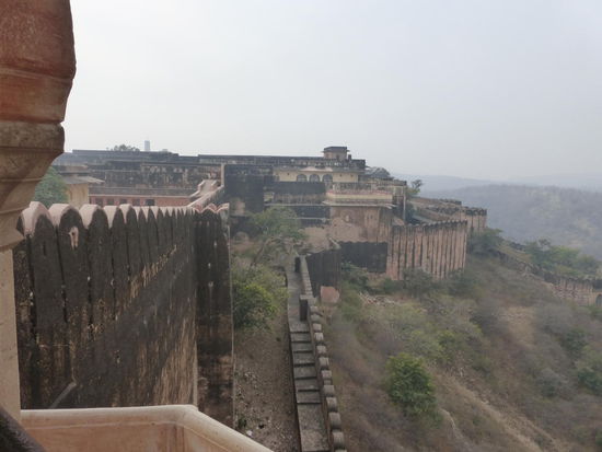 Auch hier mächtige Festungsmauern