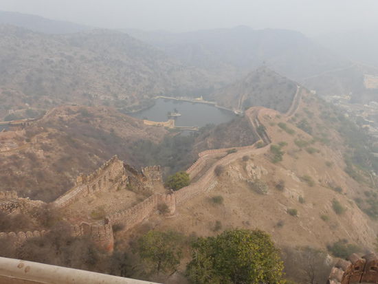Kilometerweite Festungsmauern entlang der Berghänge