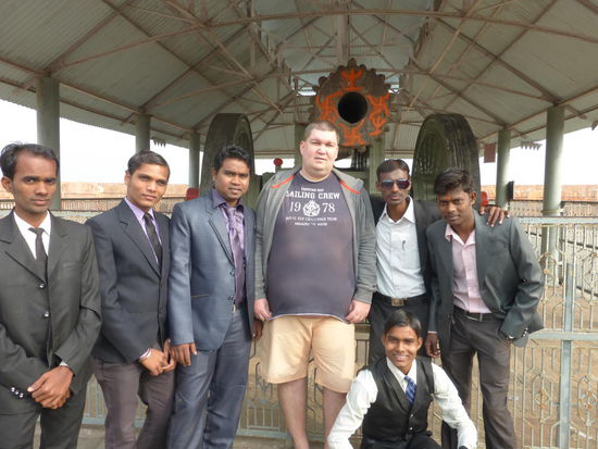 Diese netten Männer machten einen Betriebsausflug und wollten unbedingt mit aufs Foto