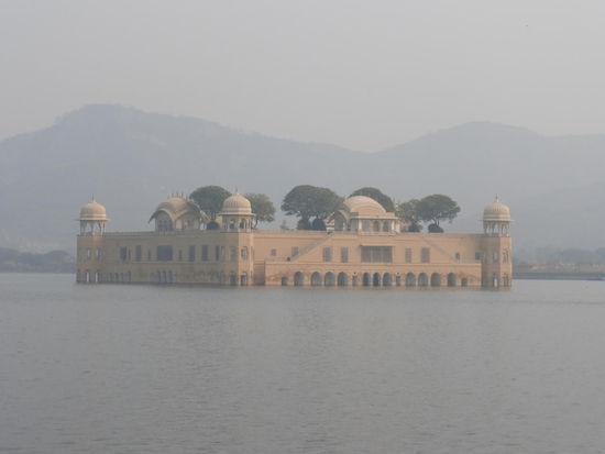Auf dem Weg nach Amber kurz vor der Stadtgrenze von Jaipur mache ich noch einen kurzen Fotostop um mir das Wasserschloss " Jal Mahal " anzuschauen. Da der Mann Sagar See in dessen mitte das Jal Mahal liegt immer öfter für einige Wochen im Jahr ausgetrocknet ist kann man es nicht immer als Wasserschloss erkennen.