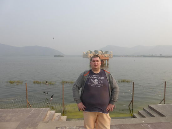 Ich mit dem Wasserschloss " Jal Mahal " im Hintergrund