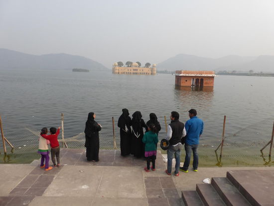 Auch viele Familien mit Ihren Kindern kommen gerne zum Wasserschloss " Jal Mahal "