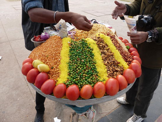 Frisches Gemüse und Gewürze werden dekorativ am Wasserschloss " Jal Mahal " angeboten