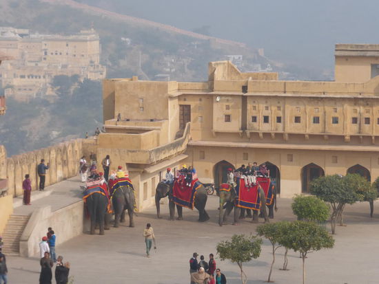 Ich bin bei weiten nicht der einzige Besucher in Amber Fort