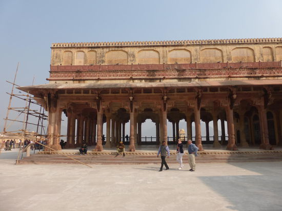 Diwan I Am mit den 27 Säulengängen ist die öffentliche Audienzhalle im zweiten Hof von Amber