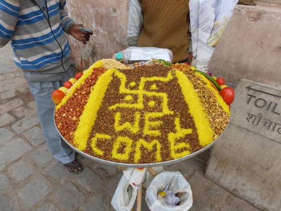 Auch hier am Eingang vom Amber Fort wieder dekorativ im Angebot Gemüse und Gewürze . Wie ich schon in meinen anderen Indien Berichten geschrieben habe handelt es sich hier in der mitte nicht um ein Hakenkreuz sondern um das hinduistische Glückssymbol " Swastika " was es in Indien schon seit 5000 Jahren gibt.