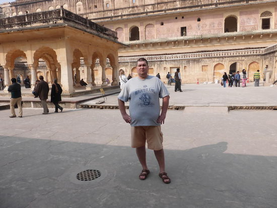 Nach dem dritten Hof komme ich wie hier zu sehen in den Palast von Man Singh I. der Ende des 16. Jh. erbaut wurde und der älteste und wichtigste Teil im Amber Fort ist.