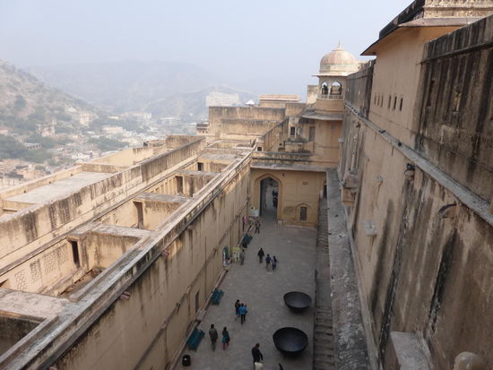 Blick aus den oberen Etagen des  Palast von Man Singh I. im Amber Fort auf die Außenmauern der Festung