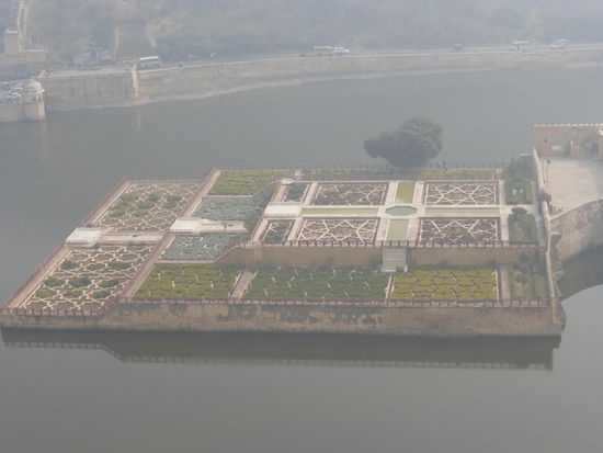 Blick auf den Garten im Maota See vor dem Amber Fort