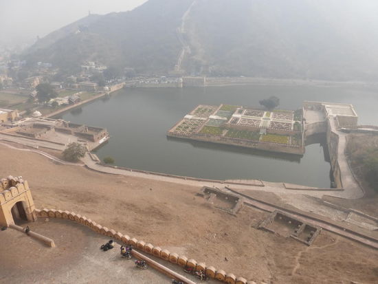 Blick auf den Garten im Maota See vor dem Amber Fort