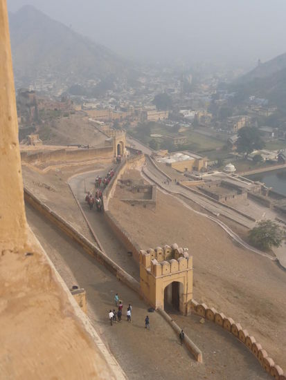 Blick auf die Eingangstore im Außenbereich des Amber Forts