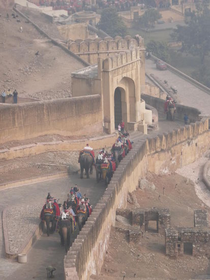 Blick auf die Eingangstore im Außenbereich des Amber Forts