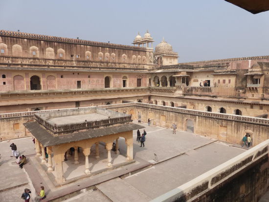 Blick auf den Baradhari Pavillion im Palast von Man Singh I. den ältesten und wichtigsten Teil im Amber Fort