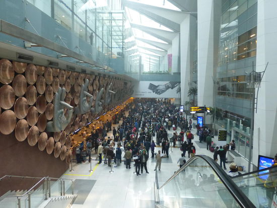 Anstehen vor den Einreisschaltern im Airport Delhi